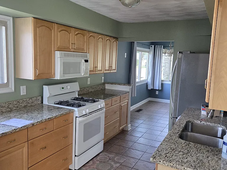 1006 State St — Photo 4