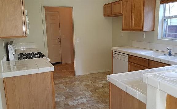 5th image of 77 Orangewood Ct