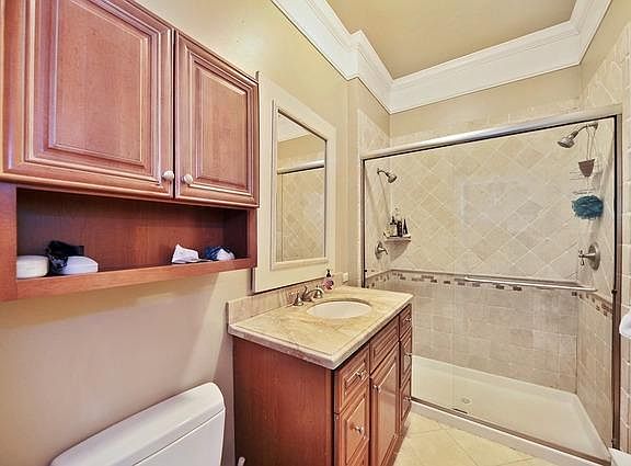 4th image of 861 W Lill Ave #1
