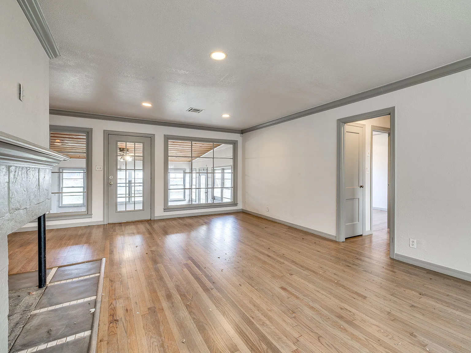 1923 N Elwood Avenue — Photo 3