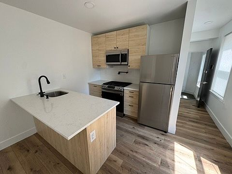 3rd image of 332 Lombard St APT 3R