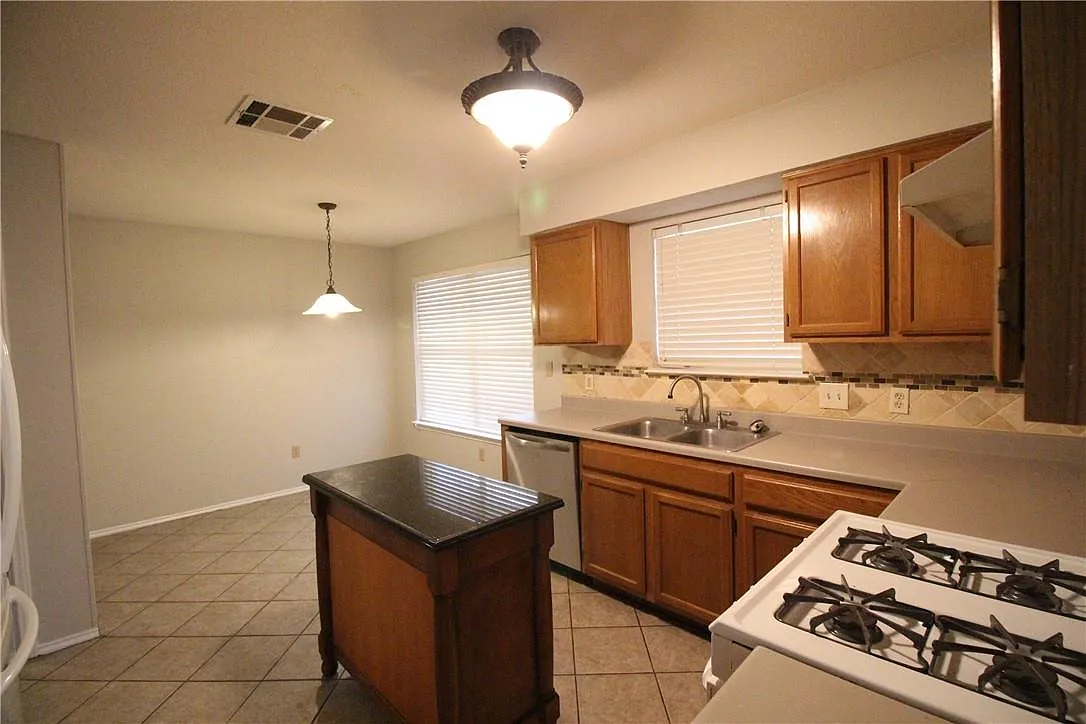 3 bed, 2.0 bath, 1776 sqft, $2,000 — Photo 4
