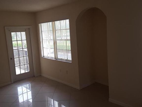 3rd image of 2505 Belmont Ln #2505