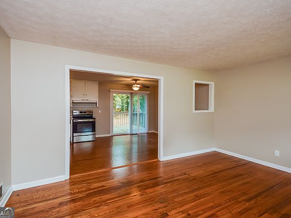 5th image of 897 King Dr SE