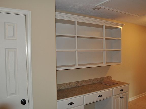 4th image of 402 Churchill St