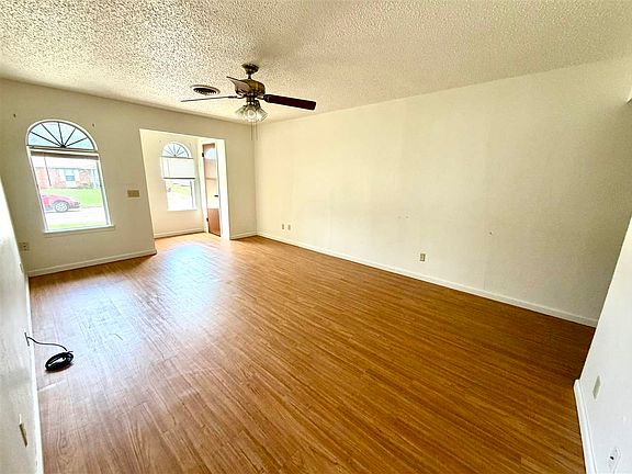 3rd image of 613 Briarwood Ln