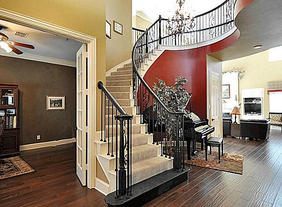 4th image of 2719 Queen Elaine Dr