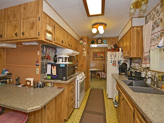 Kitchen with Breakfast Bar
