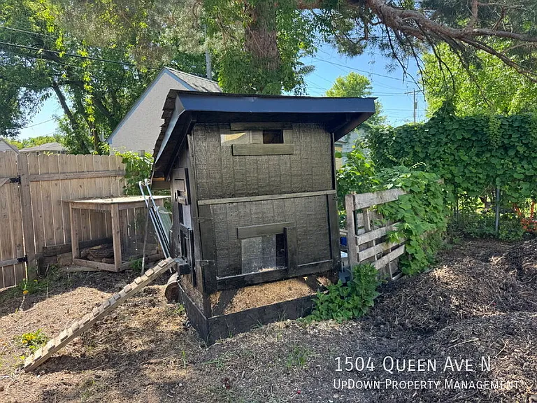 1504 Queen Ave N — Photo 33