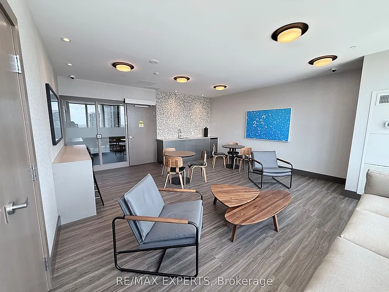 75 James St S #623 — Photo 32