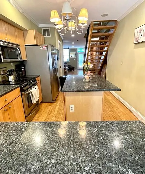 2433 Foster Ave — Photo 4