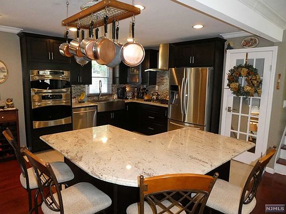 5th image of 372 Shea Dr