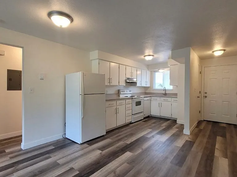 602 NE Housley Ave #4 — Photo 4