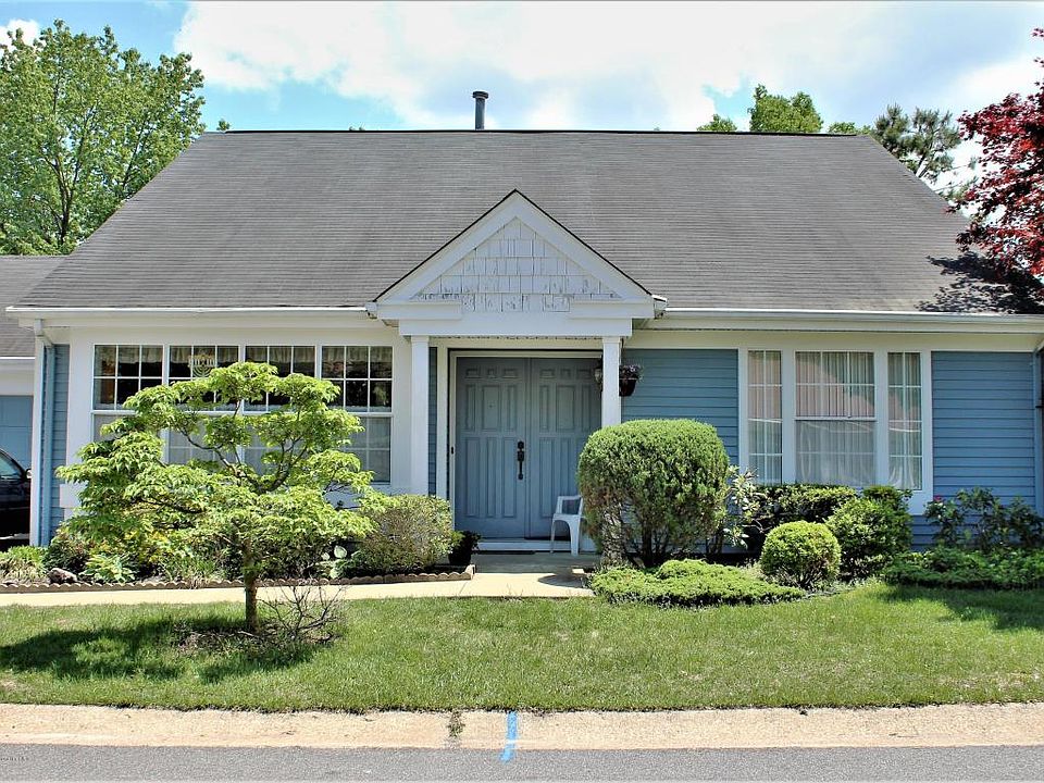 1st image of 905B Stratford Ct