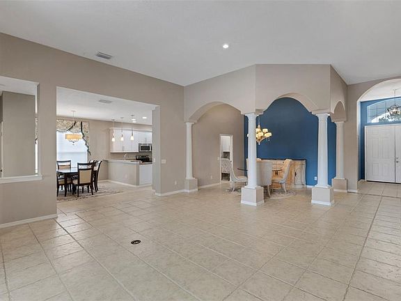 5th image of 374 LONDONDERRY DRIVE
