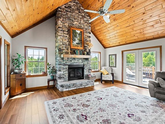 4th image of 121 Shady Oaks Lane
