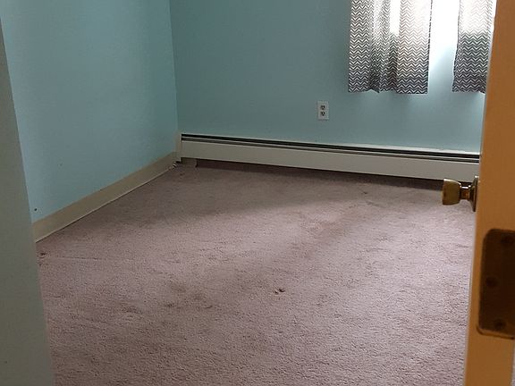 2nd bedroom with closet