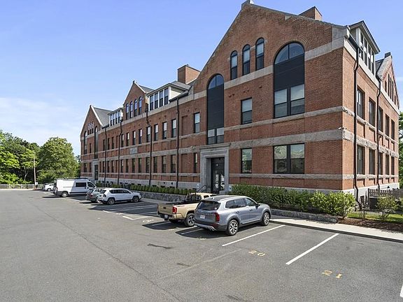 4th image of 1022 Hancock St #105