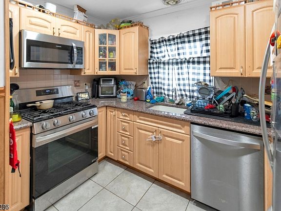 4th image of 152 Schuyler Ave