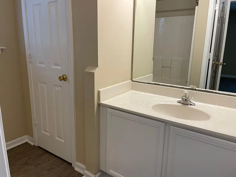 Bathroom (main)