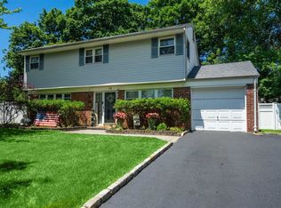 12 Dovecote Ln, Commack, NY 11725