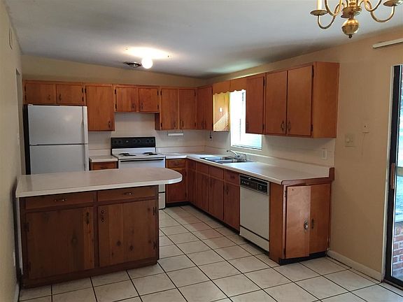 3rd image of 2215 Belle Vue Way