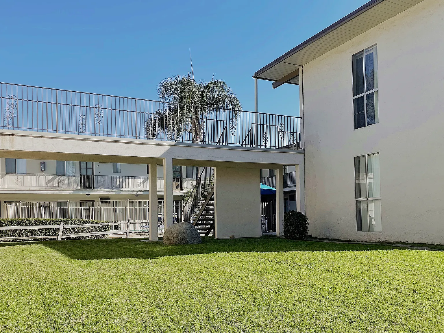 El Capitan Apartments — Photo 3
