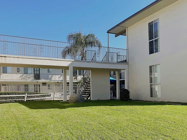 El Capitan Apartments — Photo 1