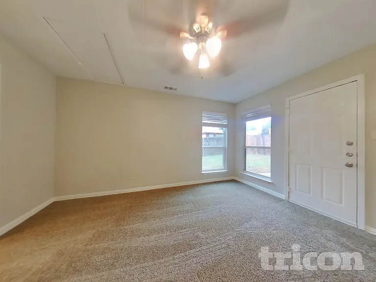 420 Deauville Dr — Photo 9
