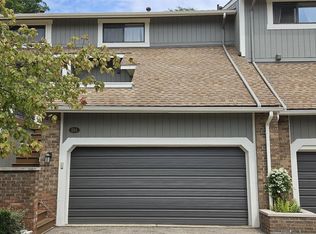 894 Yorktown Ct, Northville, MI