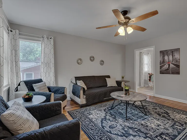 815 W Markham Ave #B — Photo 2
