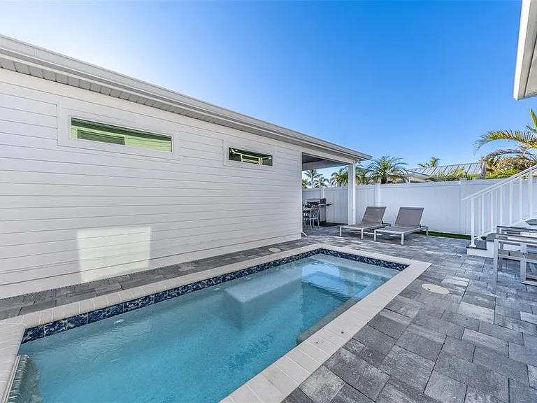 327 Harvey St — Photo 41