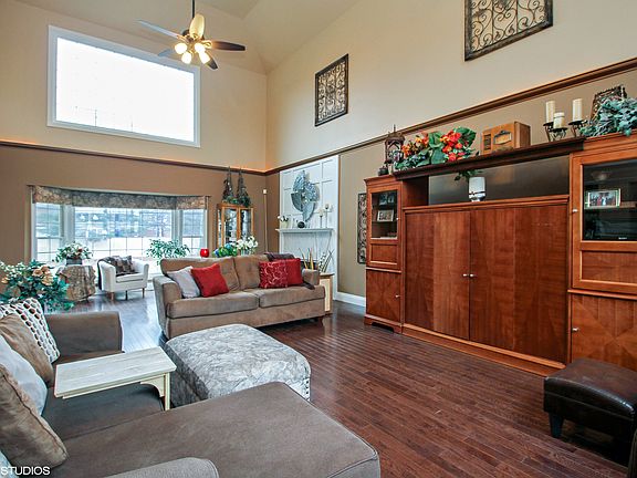 2-story ceilings, bay window