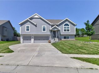 810 Cedar Ridge Dr, Raymore, MO 64083