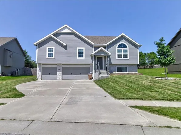 810 Cedar Ridge Dr, Raymore, MO 64083