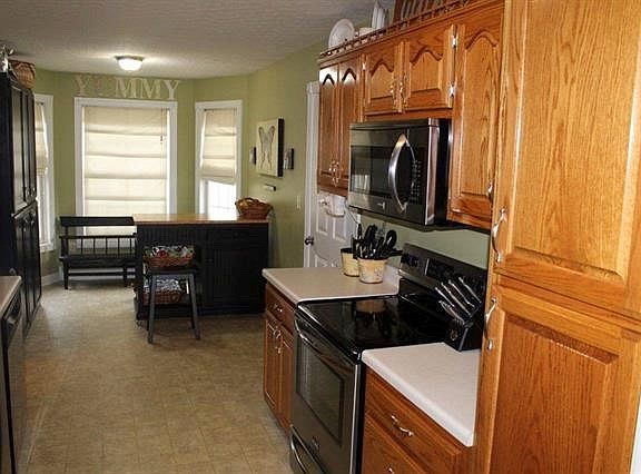 5th image of 220 Villa Dr