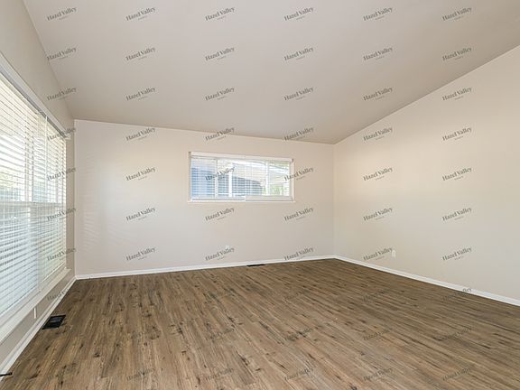 4th image of 380 Moule Dr
