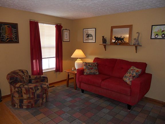 5th image of 699 Cherryhaven Dr