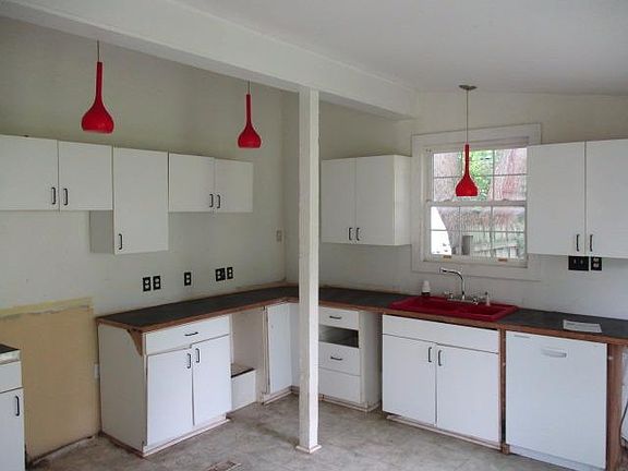 3rd image of 325 Douglas Ave