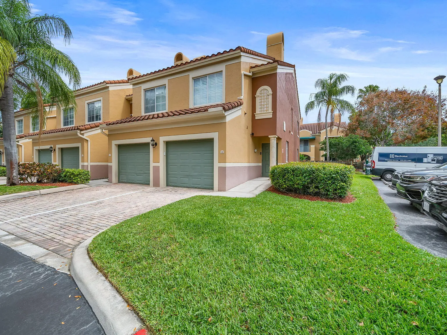 2 bed, 2.5 bath, 1401 sqft, $6,000 — Photo 3