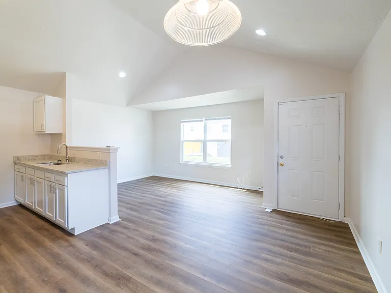 1823 Griffiths Ave — Photo 3