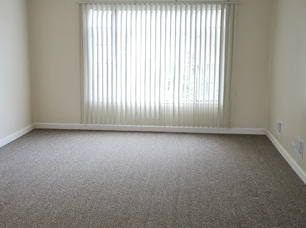 751 N Linden Ave #2E, Waukegan, IL 60085
