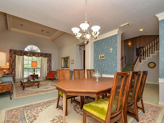 5th image of 9815 Queensbridge Dr