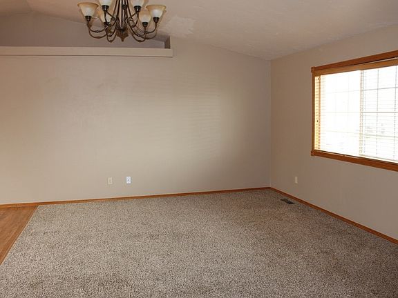 4th image of 2710 Northview Dr W