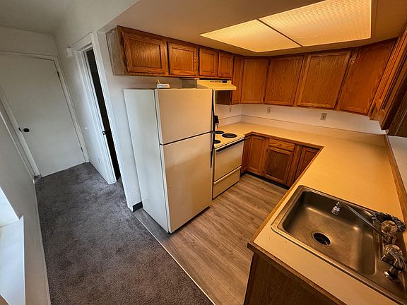 Kitchen (dishwasher is next to the sink).