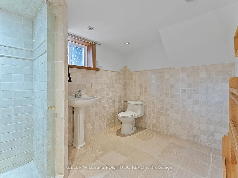 40 Scarboro Cres — Photo 42