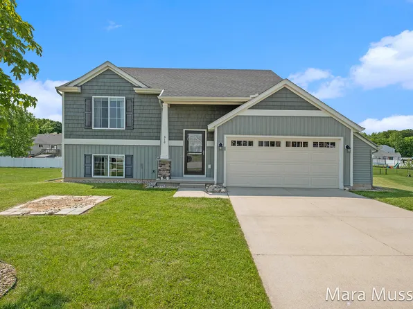 310 Robin Ct, Caledonia, MI 49316