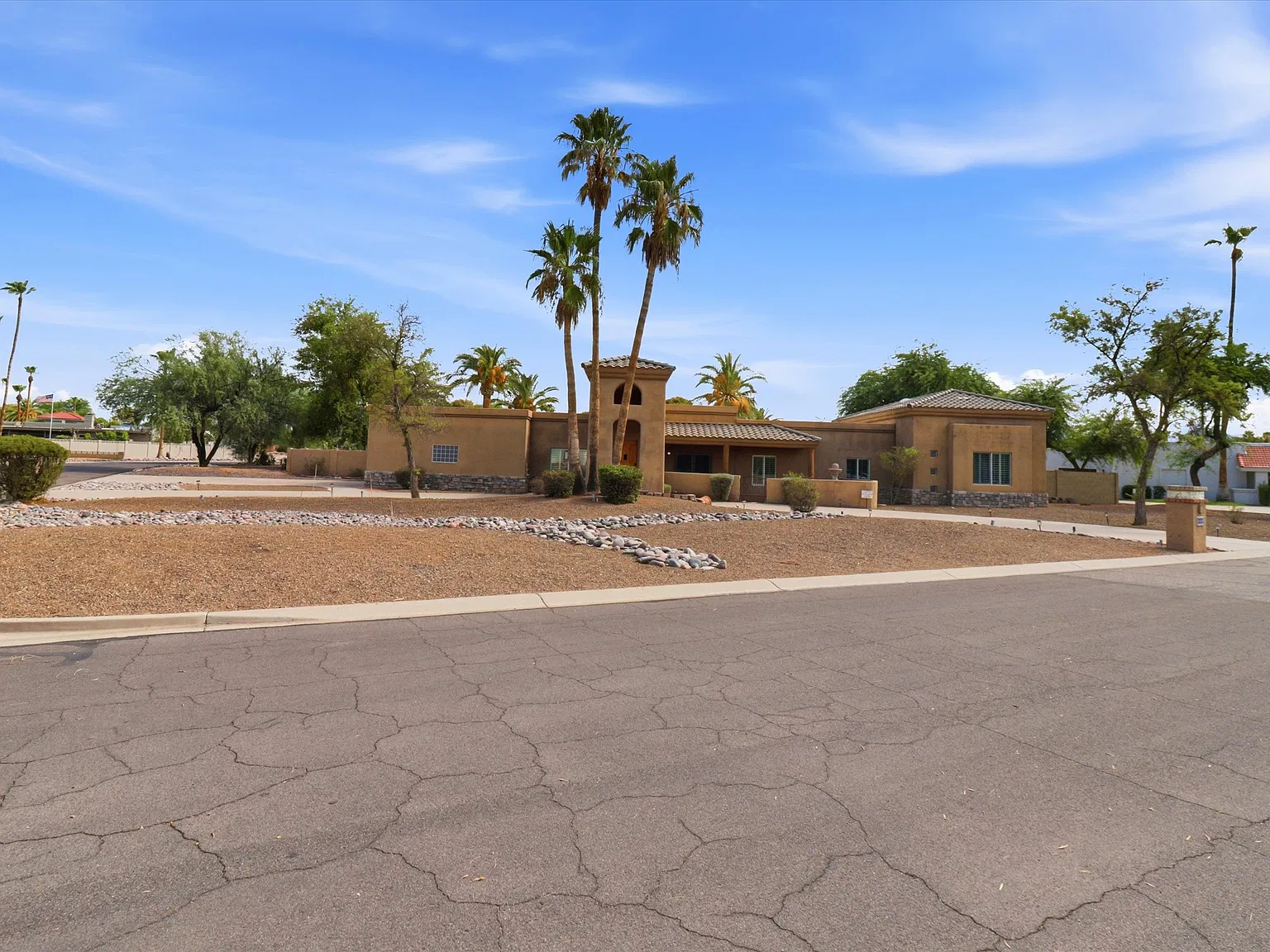 5 bed, 4143 sqft, $5,500 — Photo 2