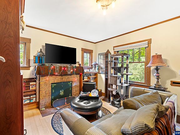 4th image of 802 Cottage St NE