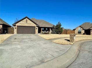 945 NW 30th Ct, Moore, OK 73160